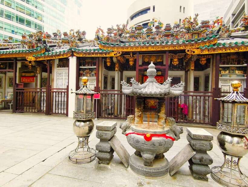 Singapore: Chinatown Historic Walking Tour with Lunch - Yueh Hai Ching Temple: starting with Raffles Place and early Chinese immigrant hopes
